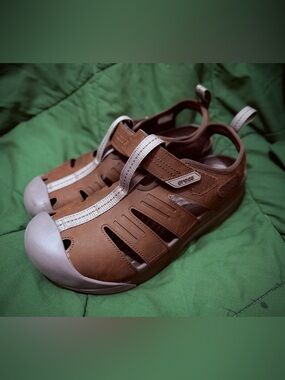 *NWT* Men’s Crocs Yukon fishermen sandals sz 12
